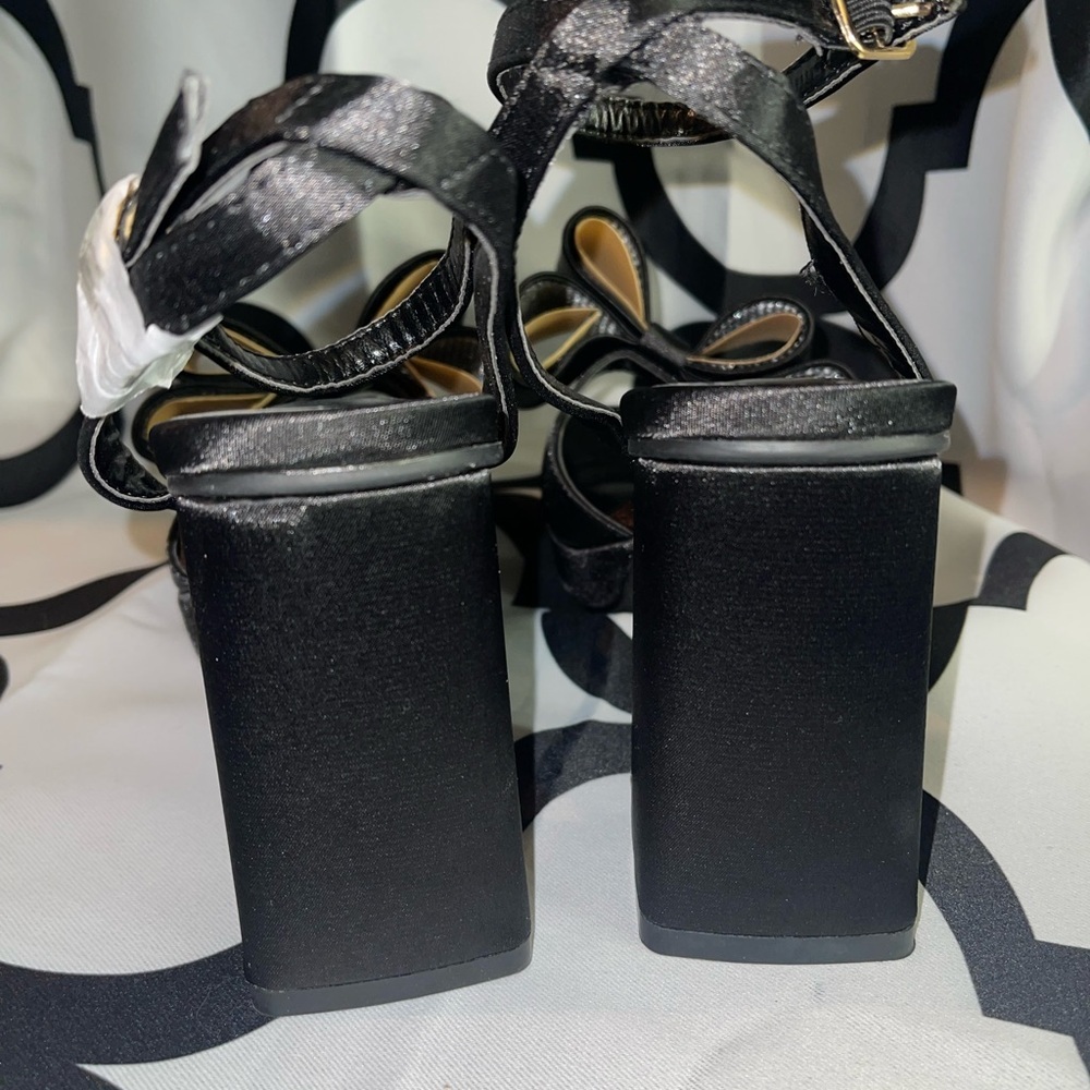 Elegant Black and Gold Platform Heels by Jessica Simpson - Picture 2 of 4